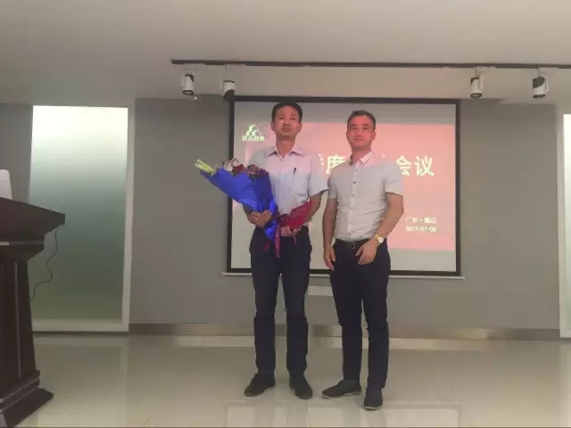 全国区域工程部经理张成斌给优秀工程部第一名颁奖
